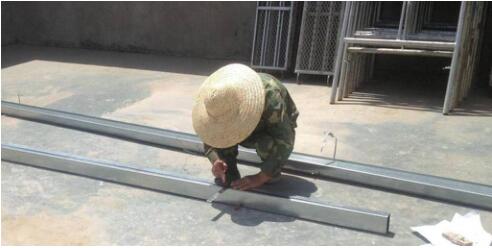 墻體拼裝前先找一塊比較平整的場地，先固定好拼裝基線再進行墻體結(jié)構(gòu)拼裝
